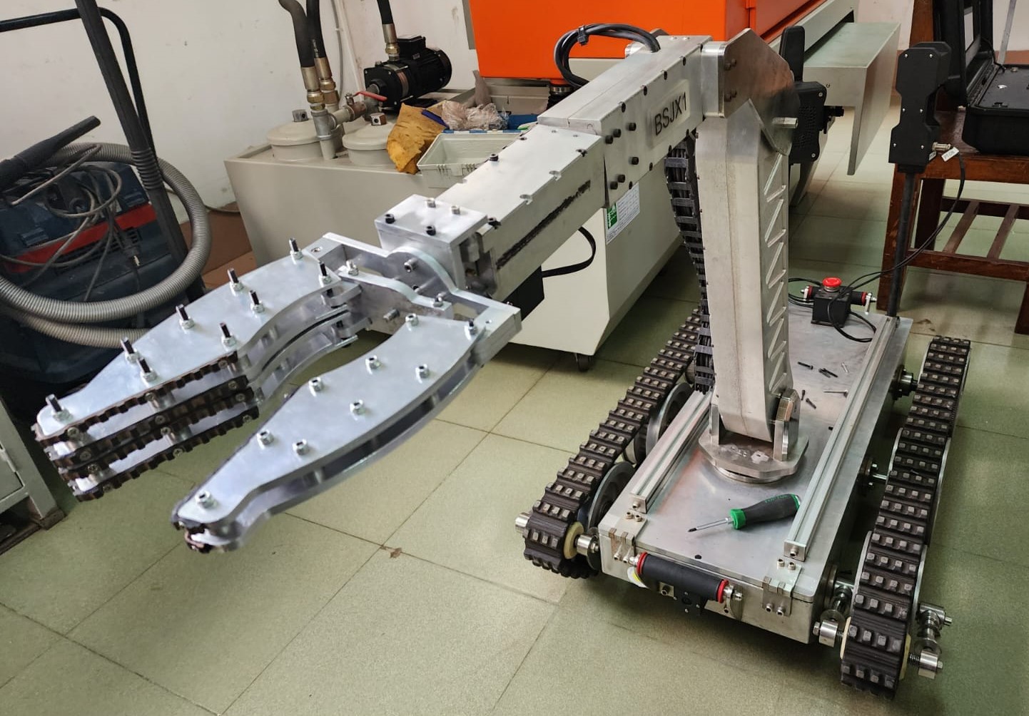 Design and development of a controlling unit and gripping claw for BSJX1 ROV